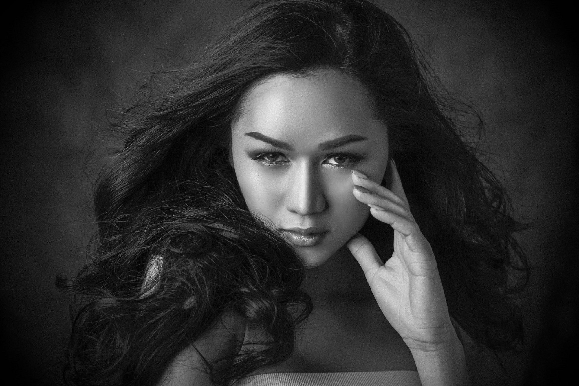 Hương Giang thần thái ngời ngời bên dàn thí sinh Hoa hậu Chuyển giới Quốc tế trong loạt ảnh beauty shoot